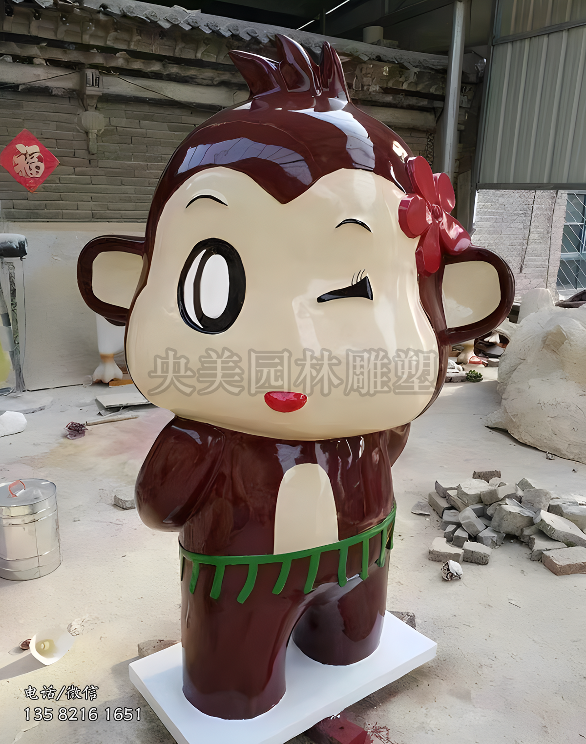 睁一只眼闭一只眼的卡通猴子雕塑