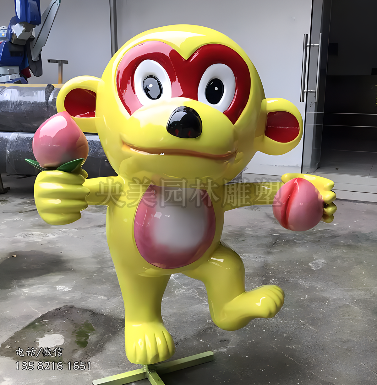 双手拿桃子的卡通猴子雕塑