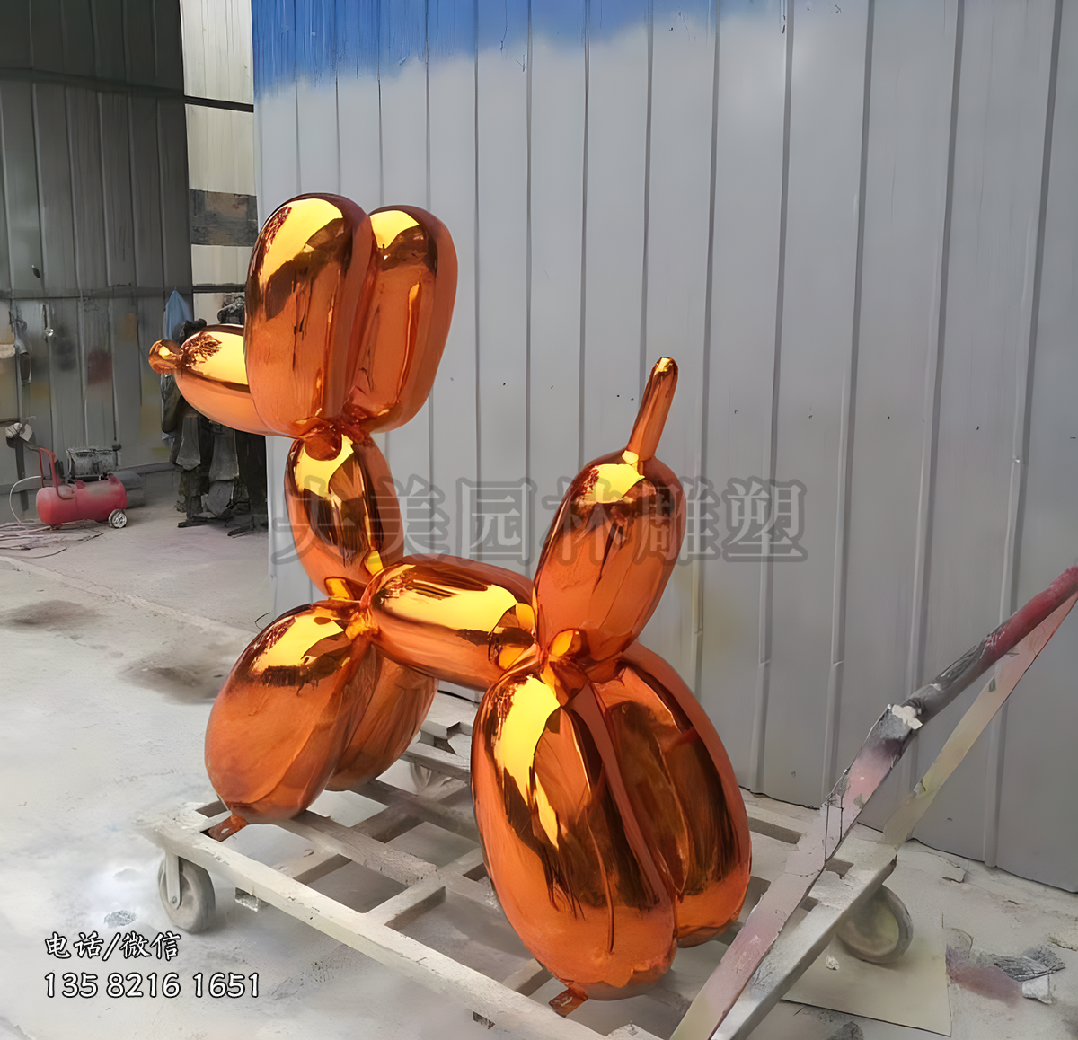 金黄色玻璃钢喷镀气球狗雕塑