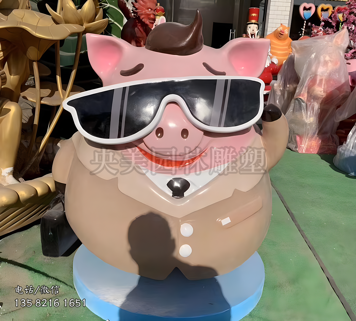 戴墨镜的卡通猪雕塑