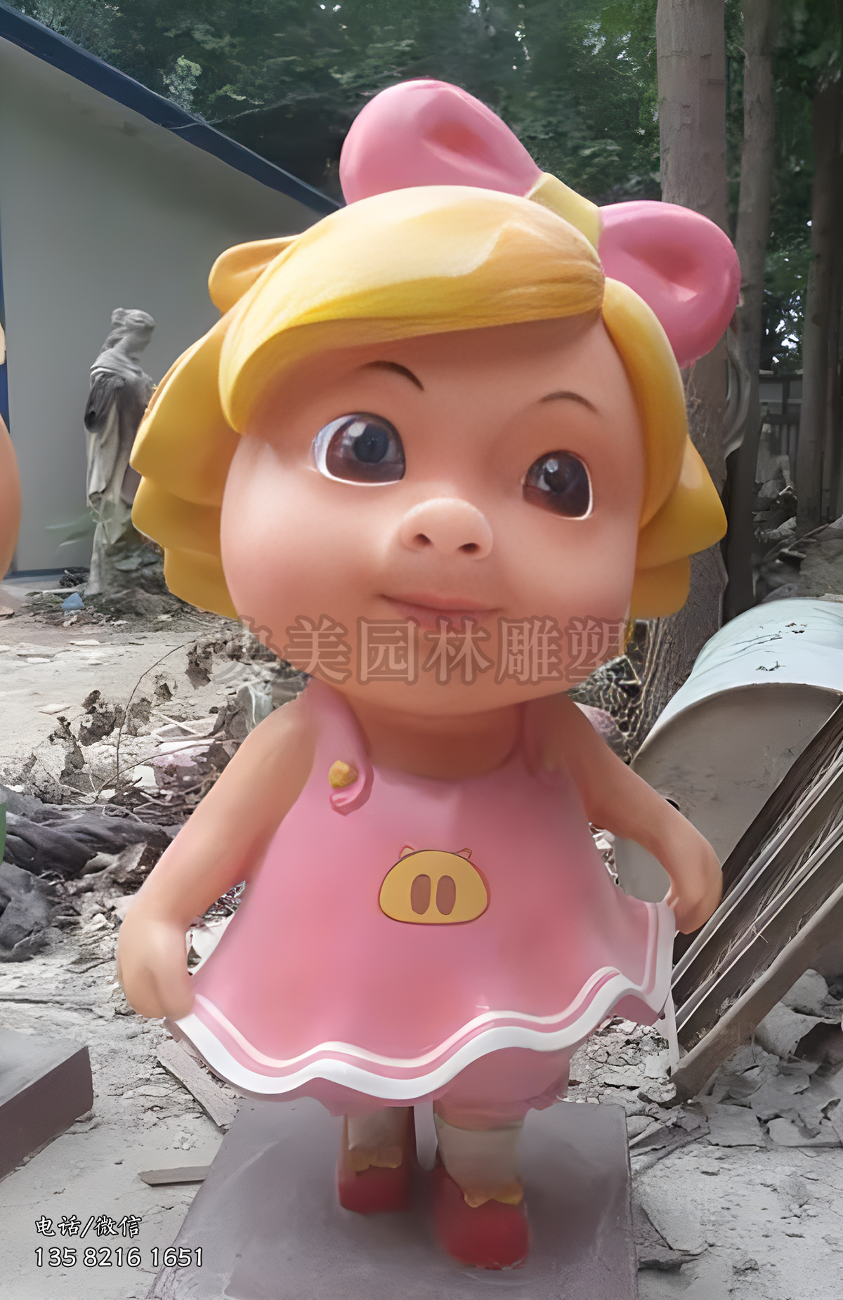 穿裙子的猪猪侠造型卡通雕塑