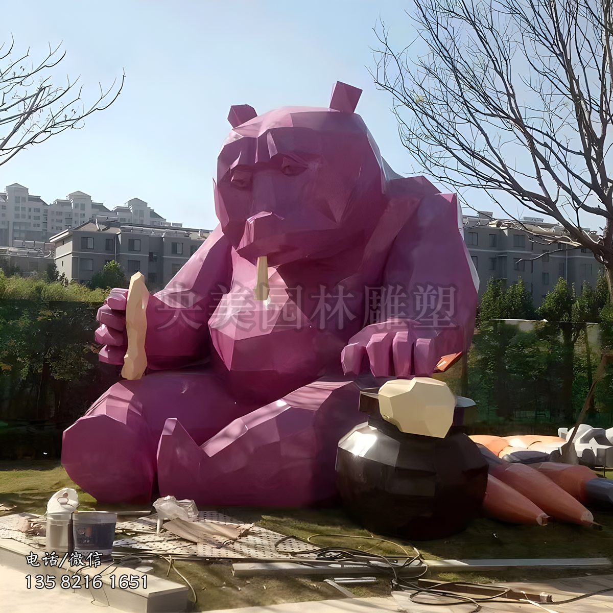 吃蜂蜜的几何块面熊雕塑