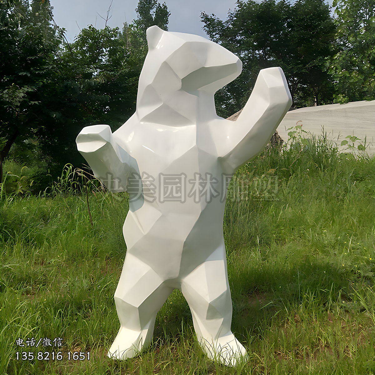 两脚站立的块面不锈钢熊雕塑