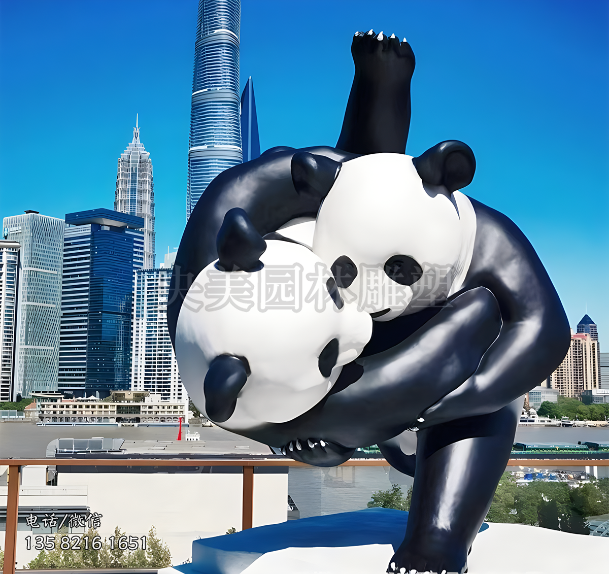 摔跤的光面玻璃钢仿真熊猫雕塑