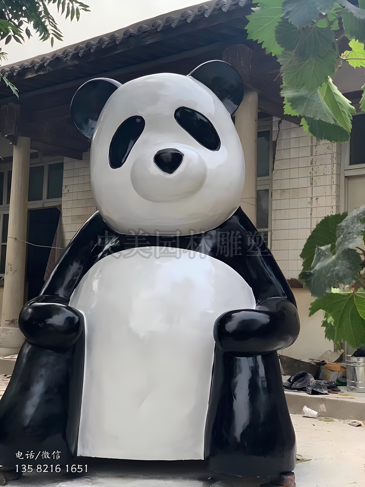 双手抱膝坐地上的光面熊猫雕塑