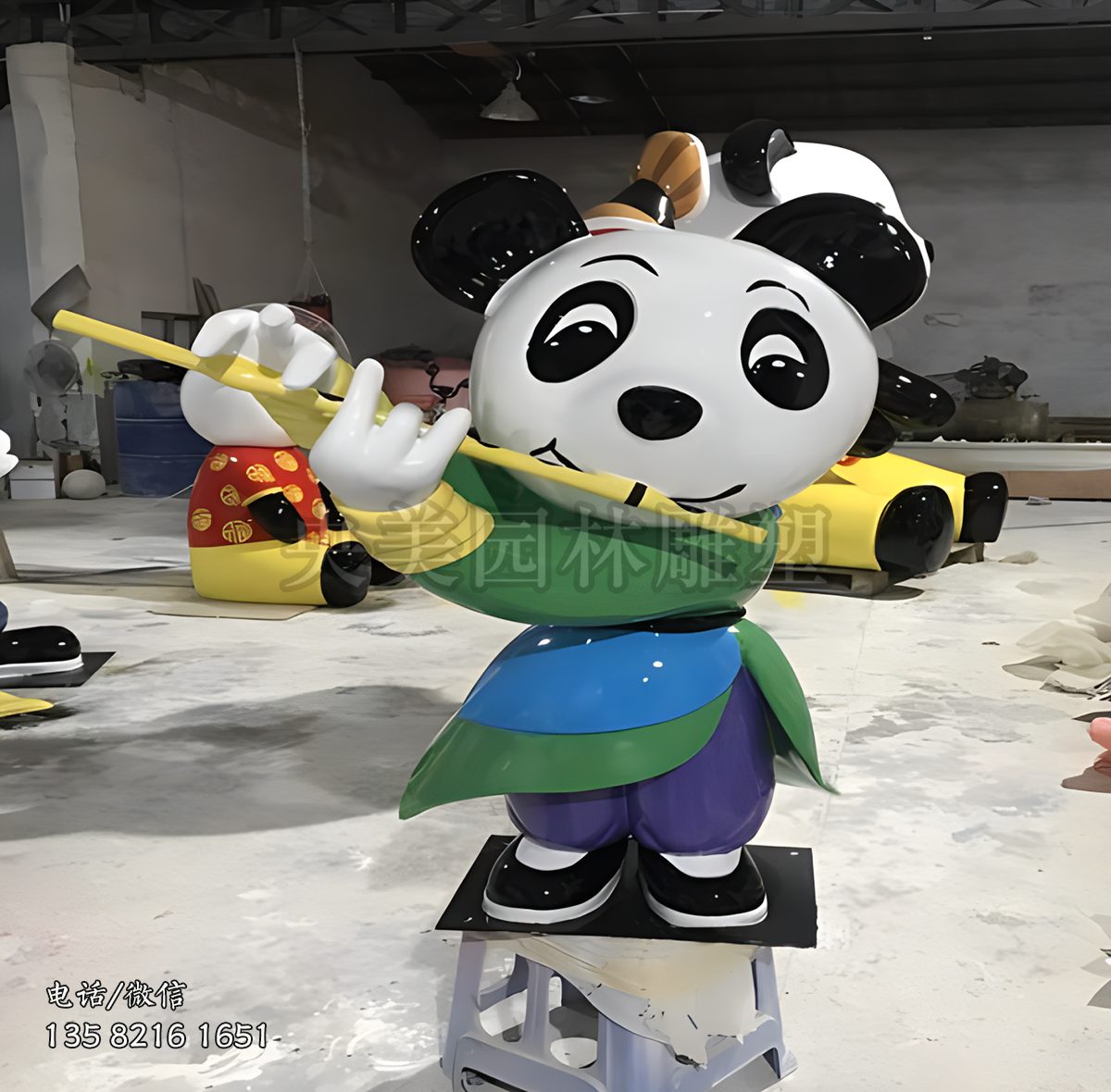 吹笛子的玻璃钢熊猫公仔雕塑
