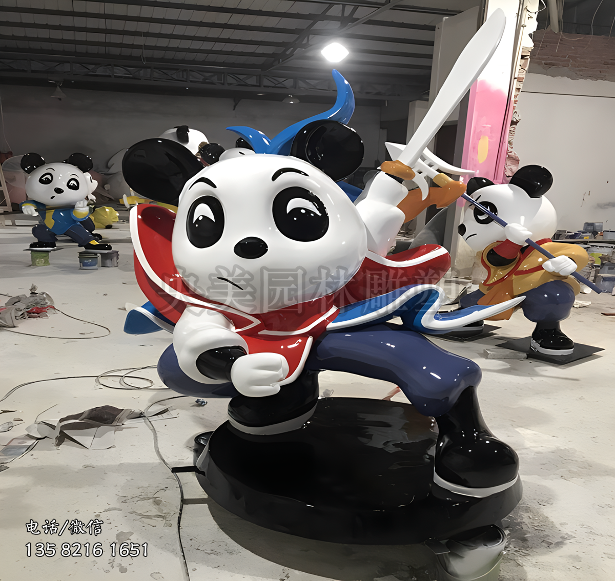 舞剑的玻璃钢卡通熊猫雕塑