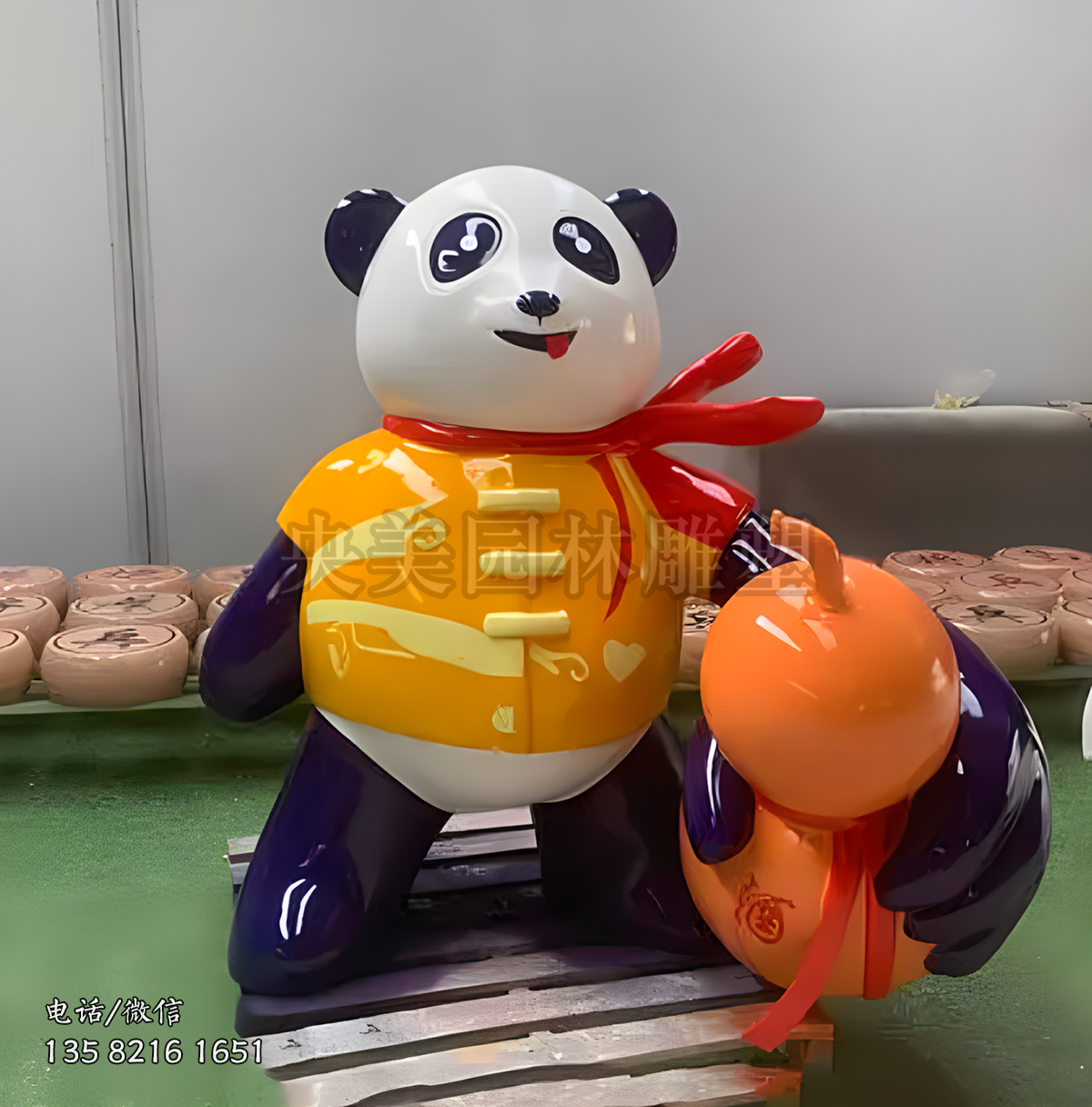 手拿酒葫芦的玻璃钢卡通熊猫雕塑