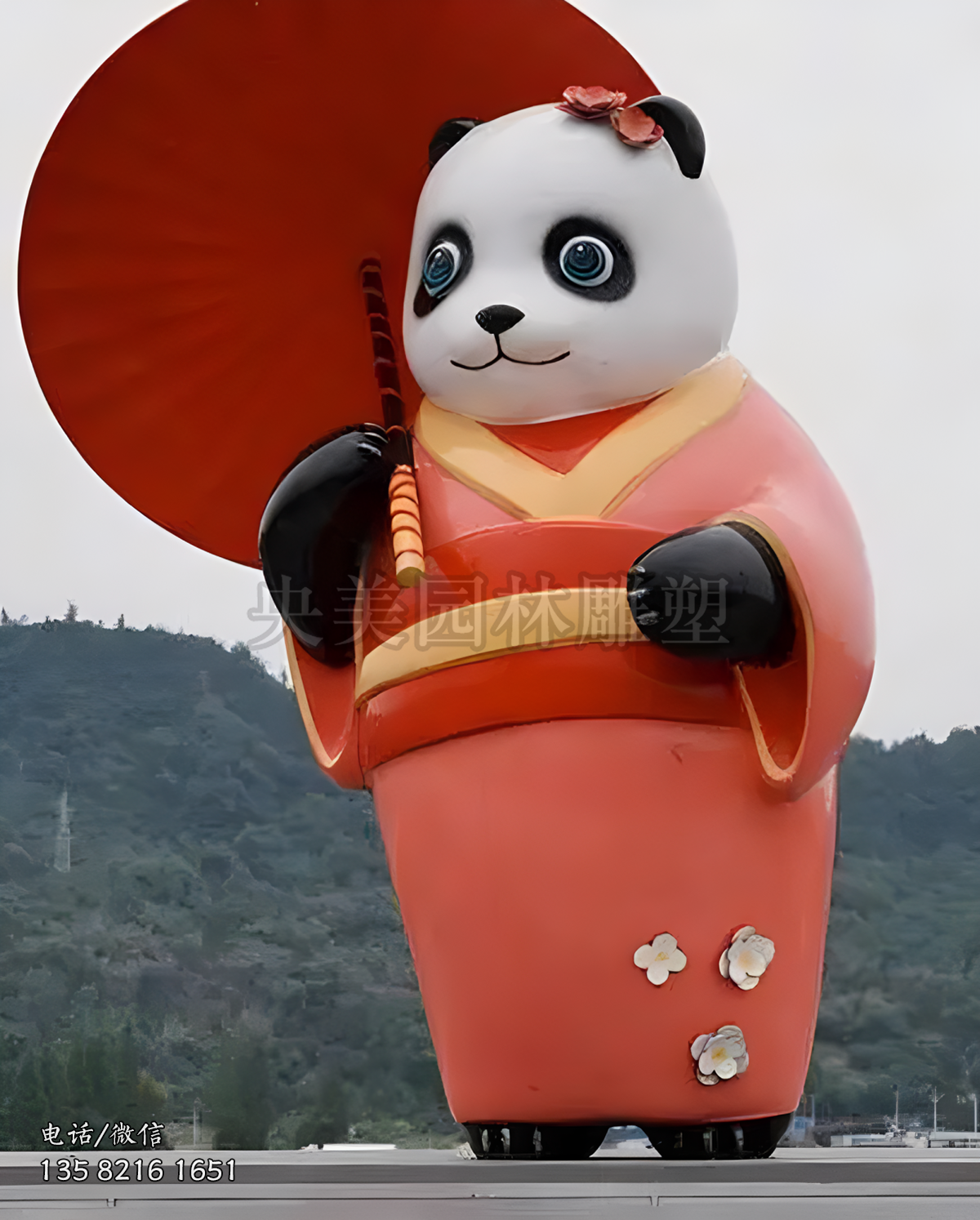 国风打伞的卡通熊猫雕塑造型