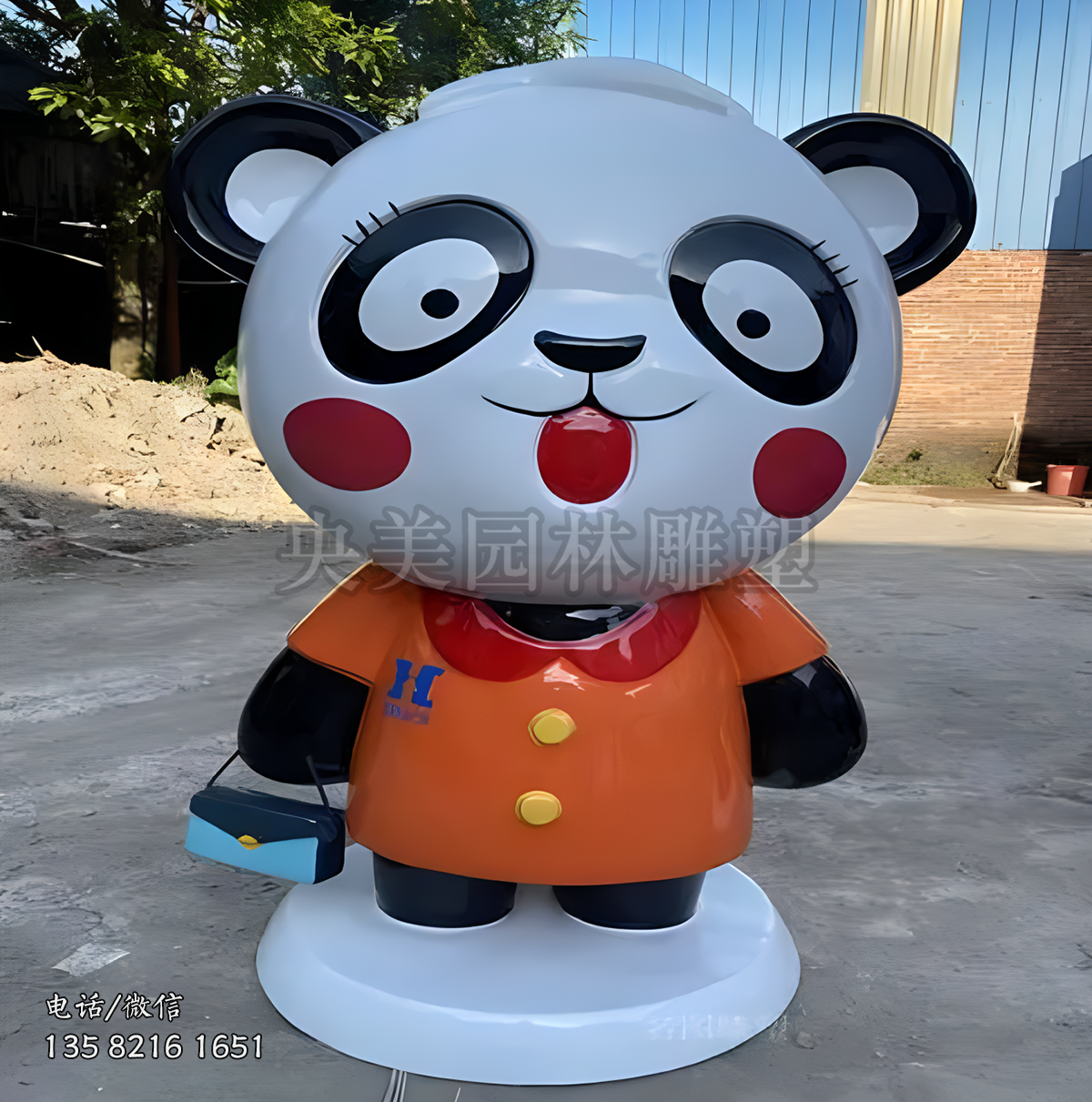 手拿提包的熊猫公仔雕塑
