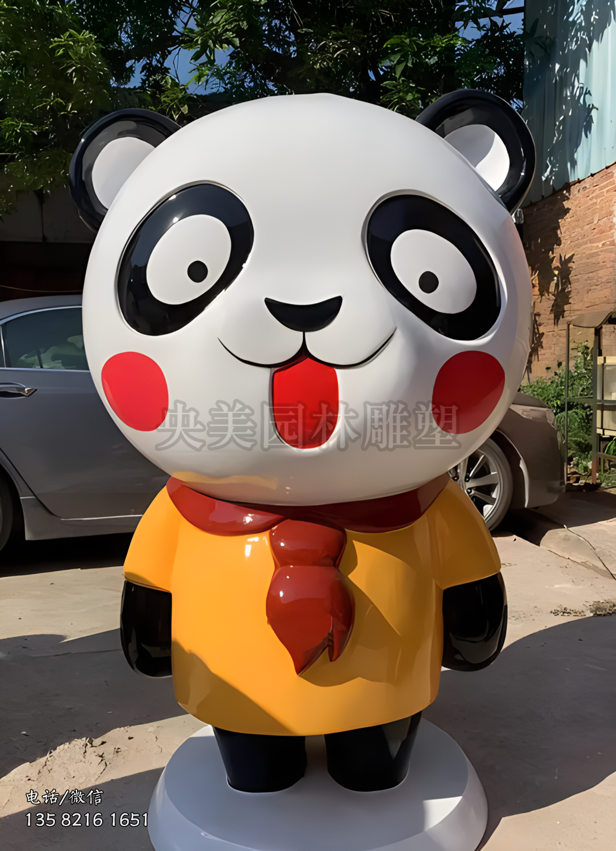系红领巾的卡通熊猫雕塑