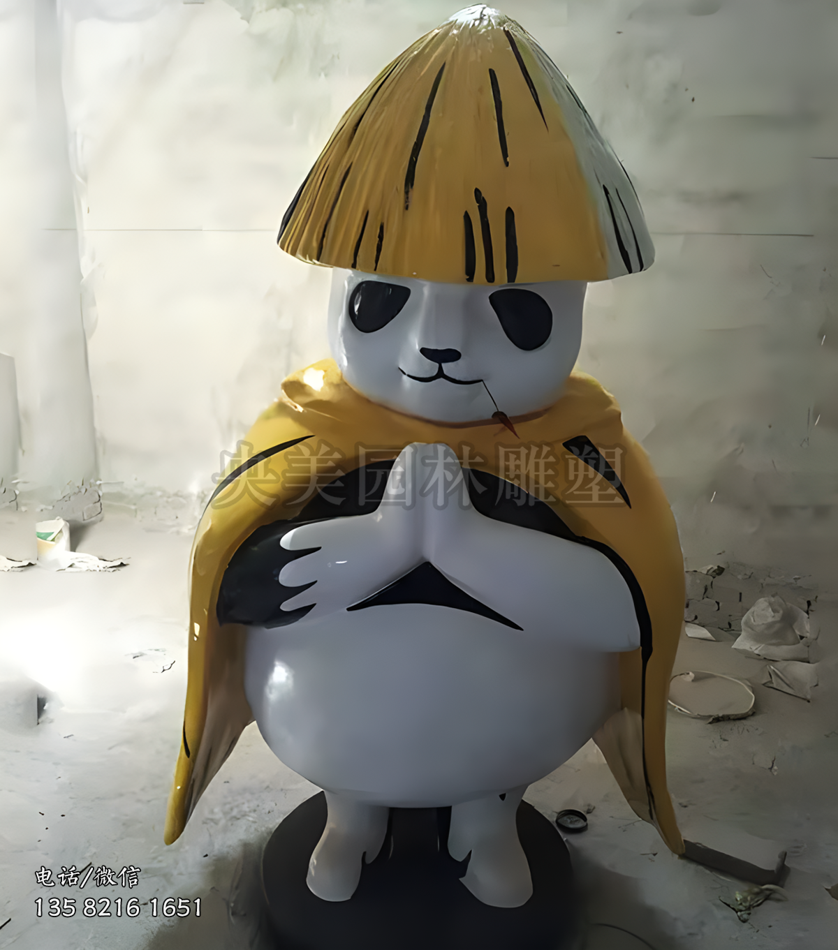 戴斗笠披蓑衣的双手合十的卡通熊猫雕塑