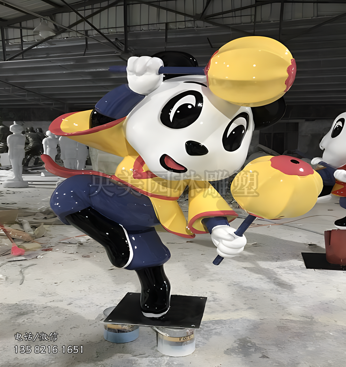 舞锤的卡通熊猫玻璃钢雕塑
