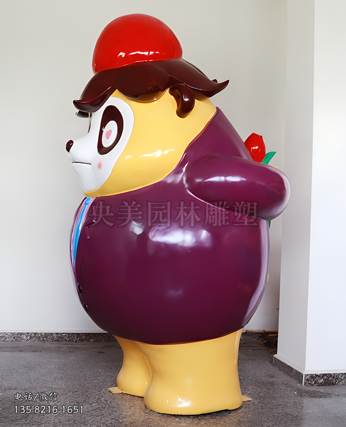 手背后面拿花的卡通熊猫雕塑