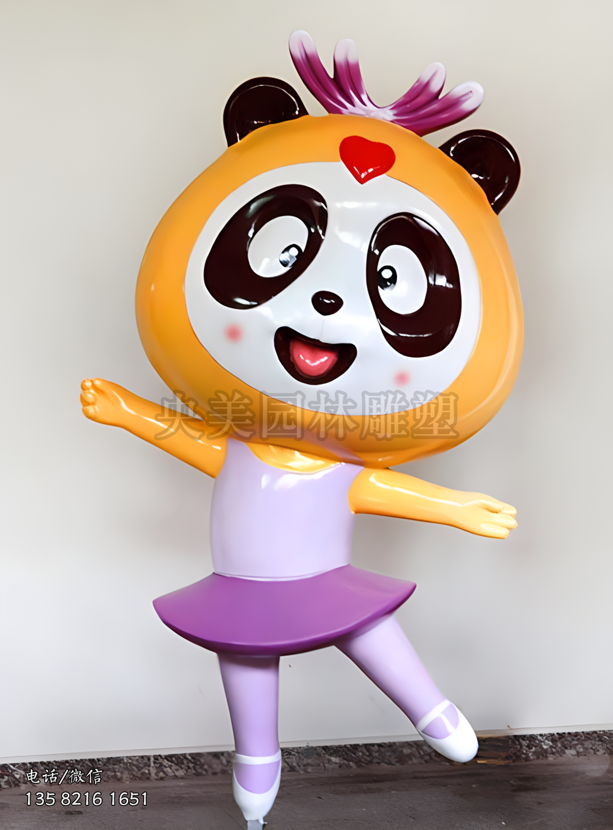 跳芭蕾的卡通熊猫雕塑