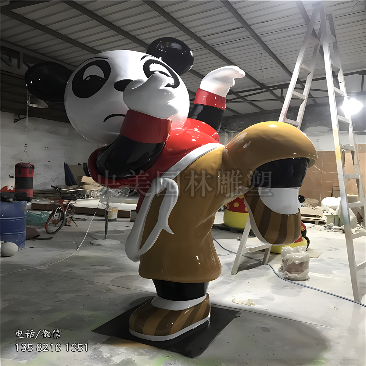 打醉拳的卡通熊猫雕塑