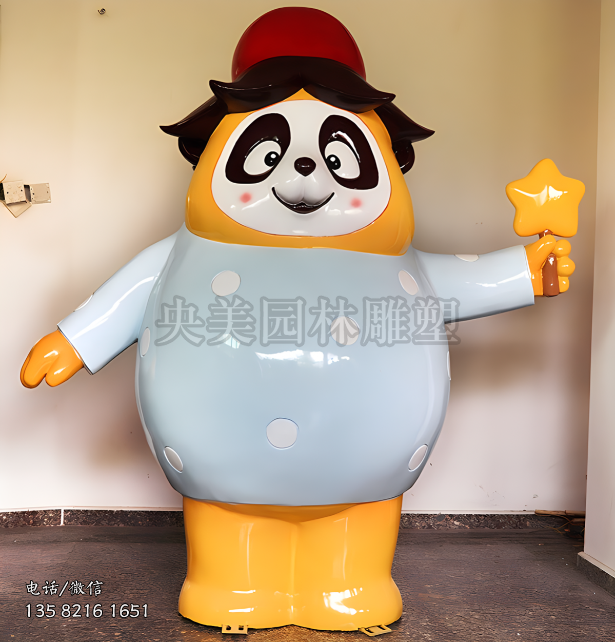 手拿五角星的卡通熊猫造型雕塑