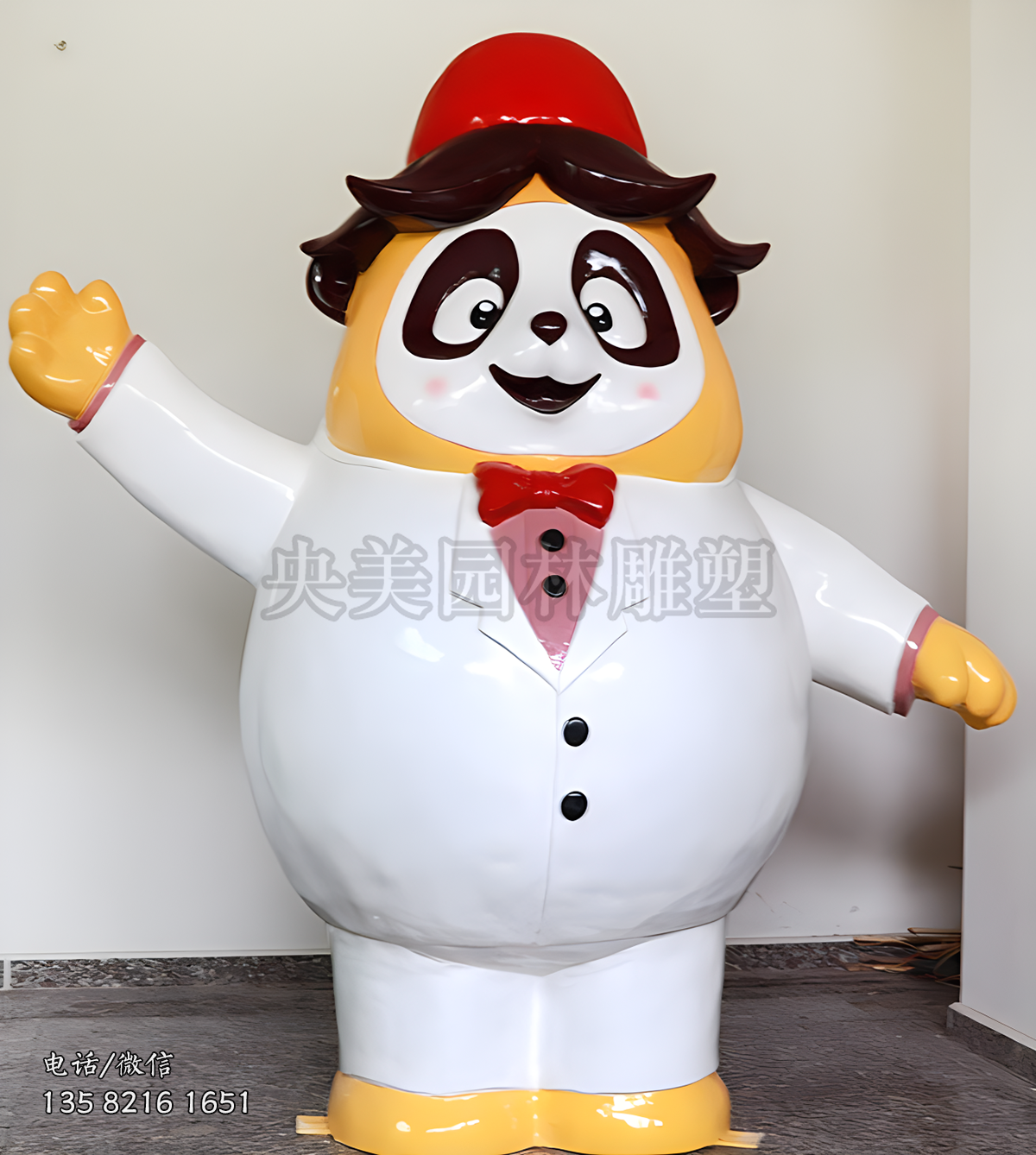 穿礼服打招呼的卡通熊猫雕塑