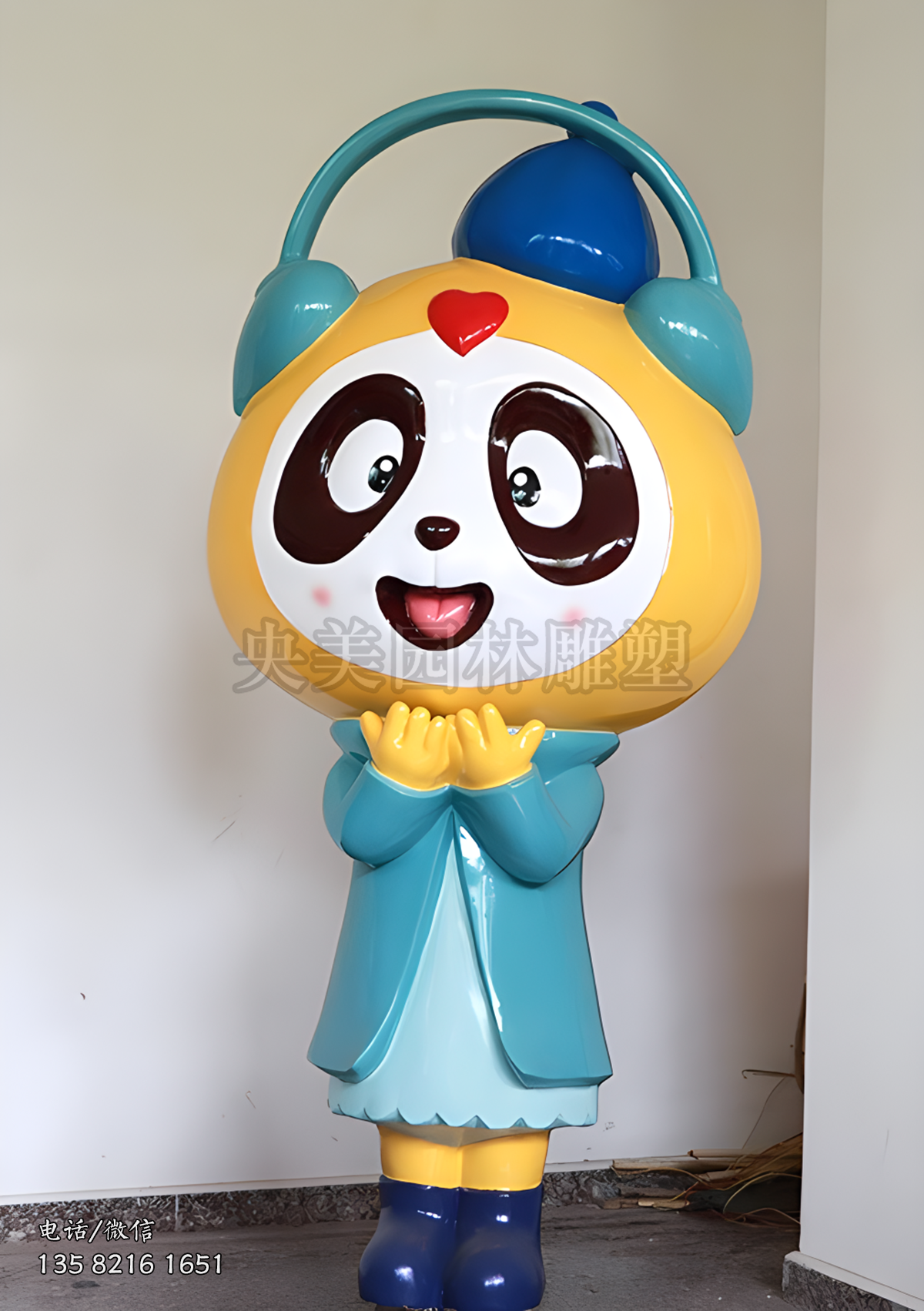戴耳机听歌的卡通熊猫雕塑