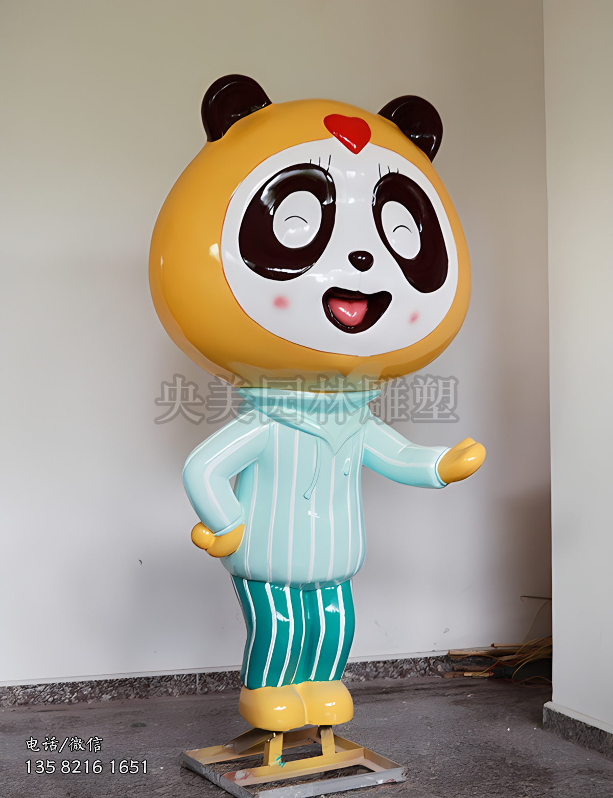 微笑的卡通熊猫公仔