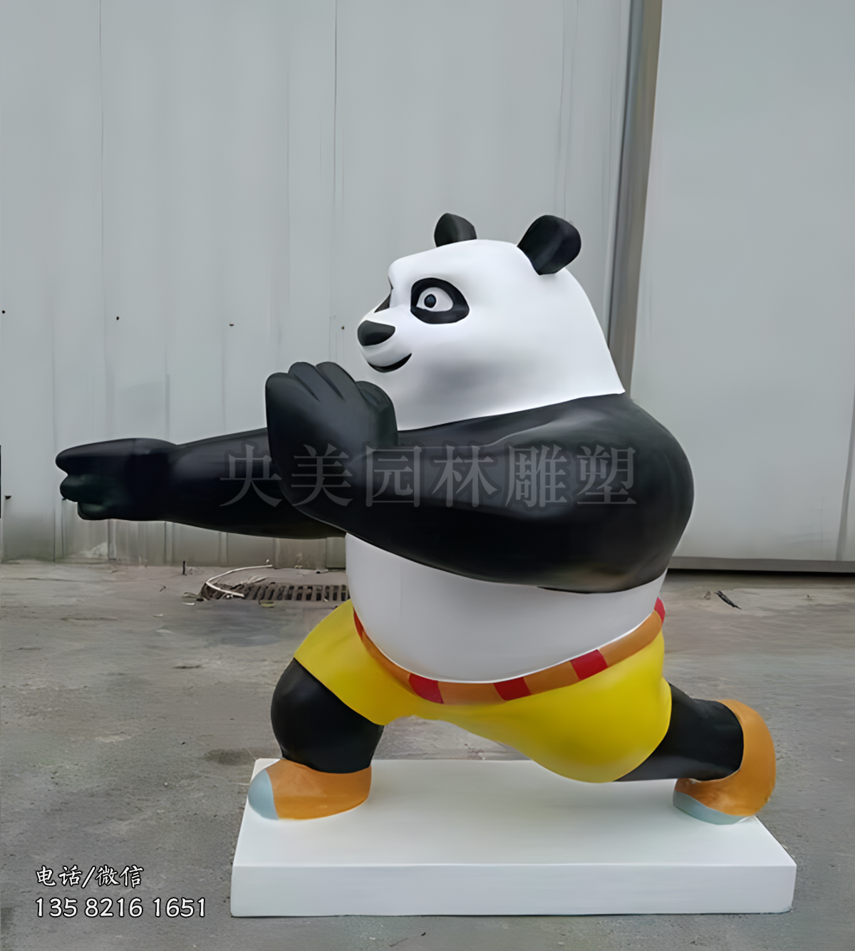 出拳的阿宝玻璃钢功夫熊猫雕塑