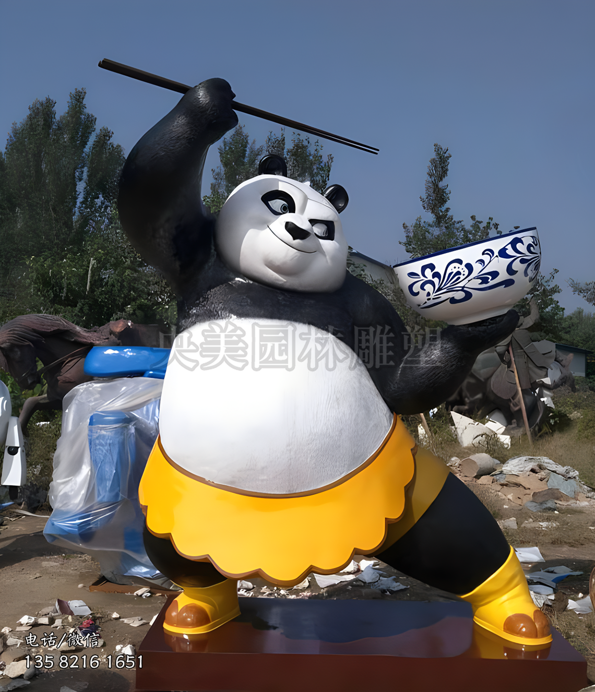 拿碗吃面的熊猫阿宝雕塑