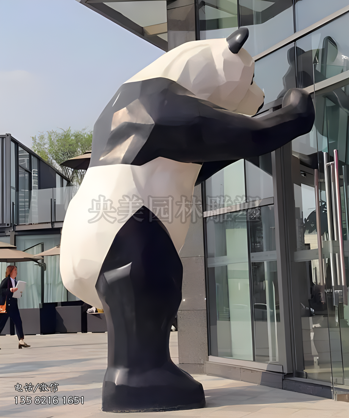 不锈钢切面爬窗熊猫雕塑