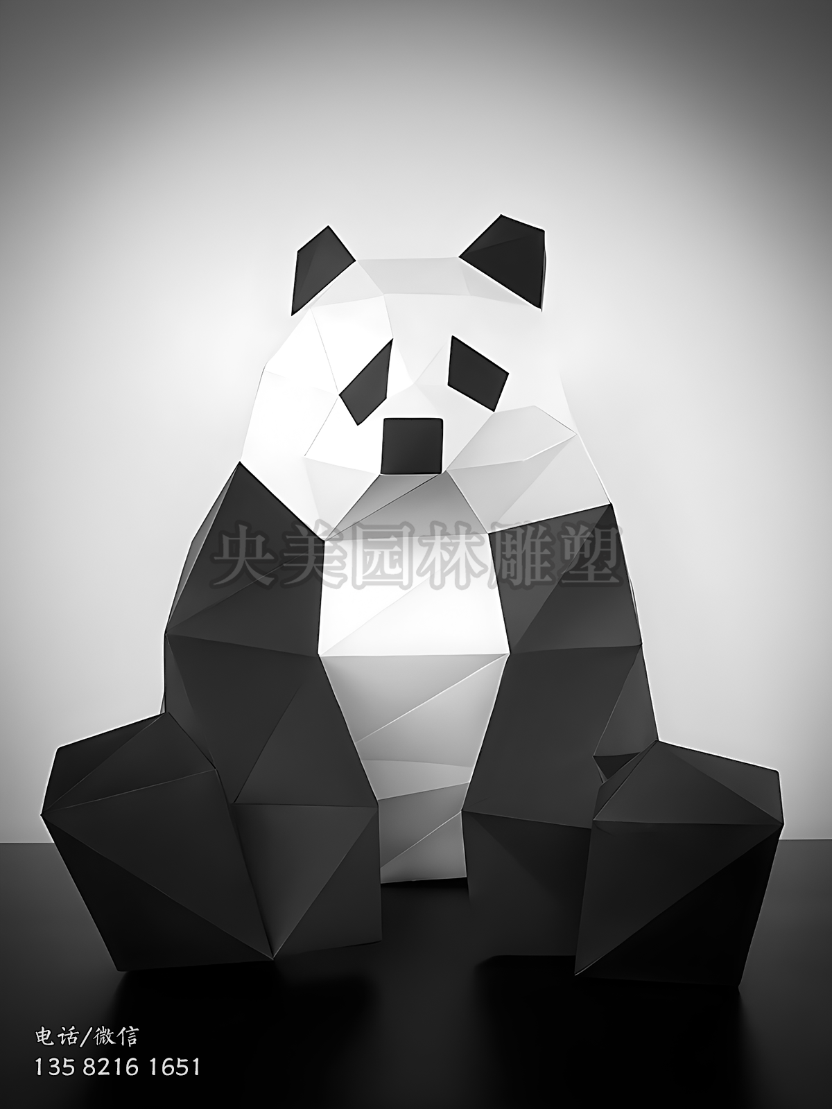 坐地上的块面不锈钢熊猫雕塑
