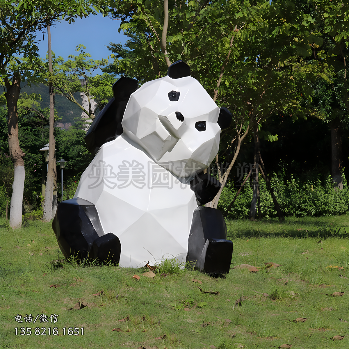 坐地上的块面玻璃钢熊猫雕塑