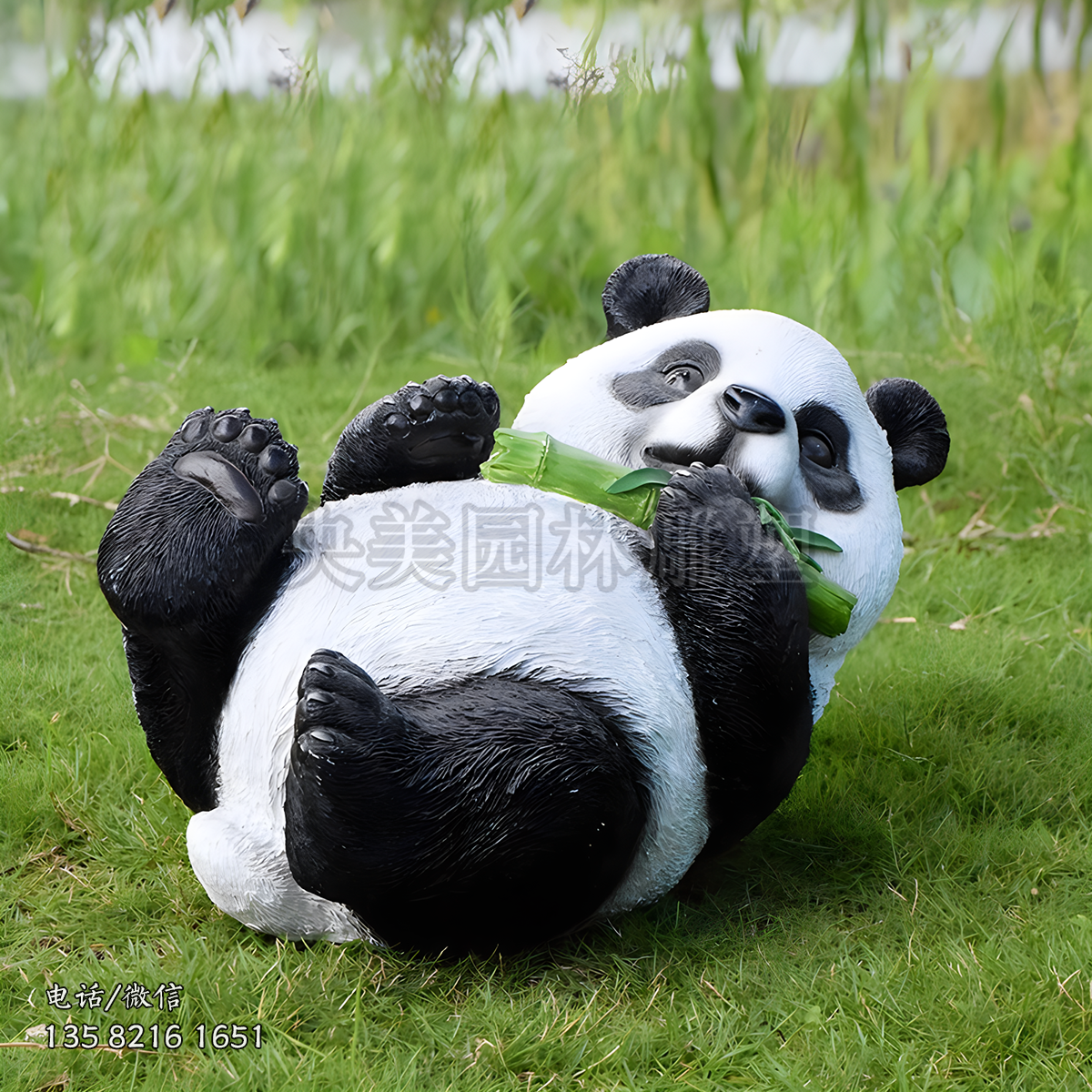 躺地上玩耍的可爱仿真小熊猫玻璃钢雕塑