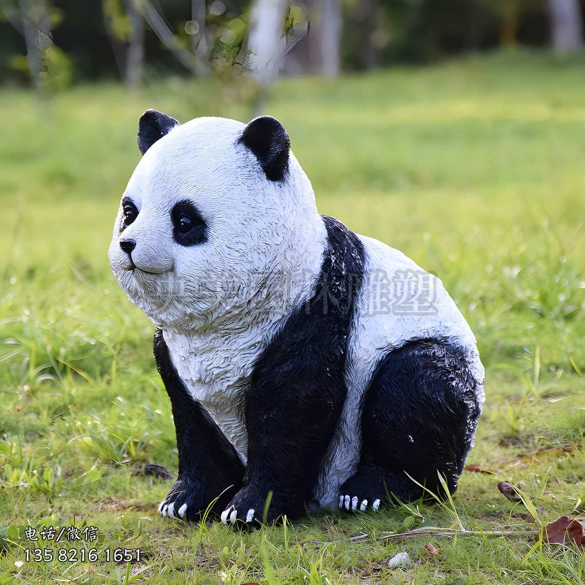 蹲坐姿态仿真玻璃钢熊猫雕塑
