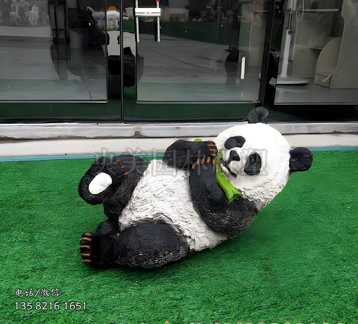 躺地上玩耍的玻璃钢仿真熊猫雕塑