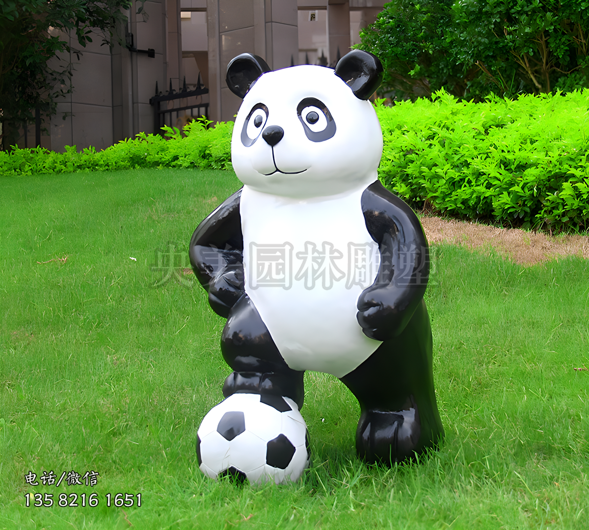 右脚踩着足球，右手叉腰的熊猫雕塑