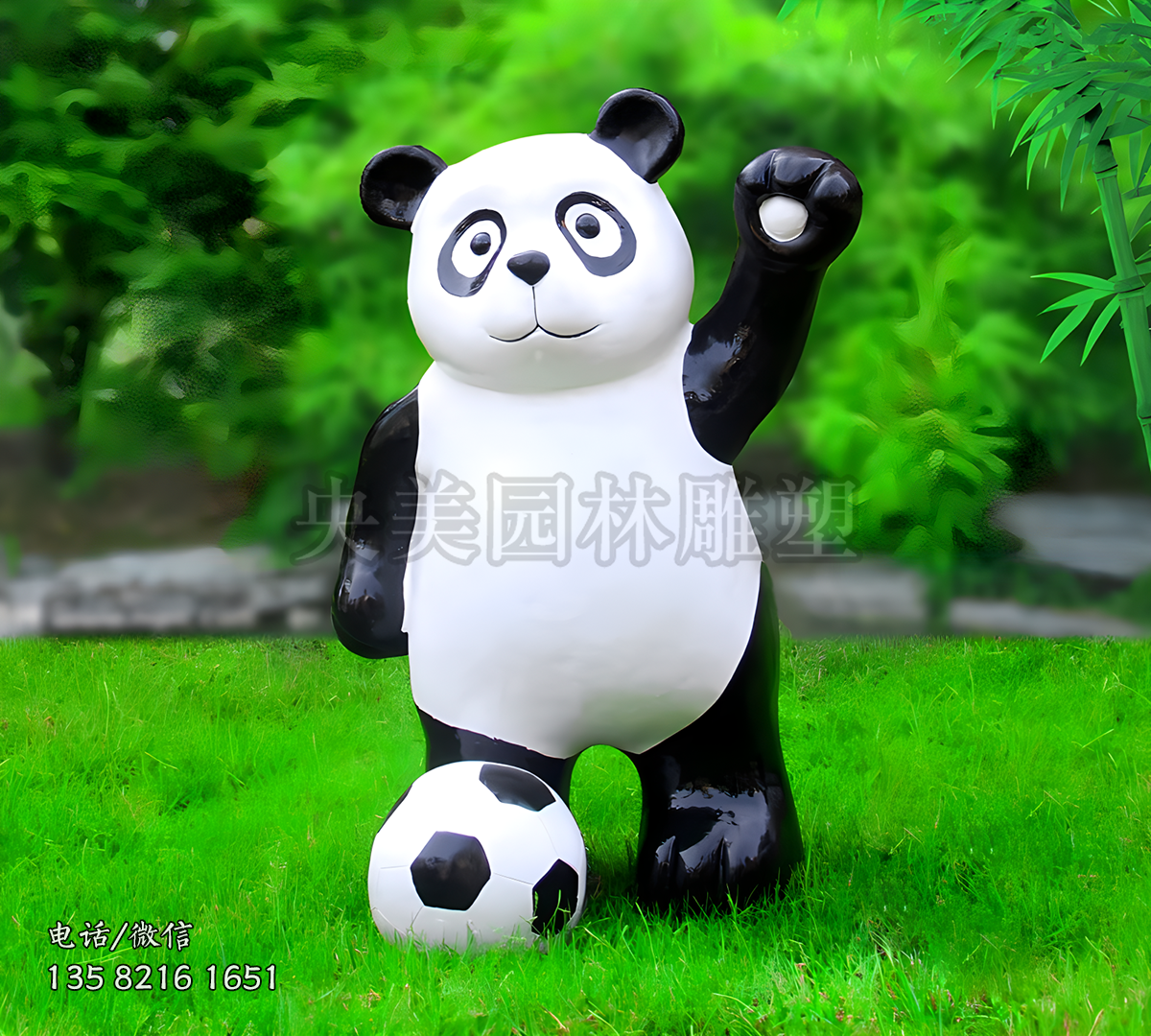准备踢球的熊猫雕塑