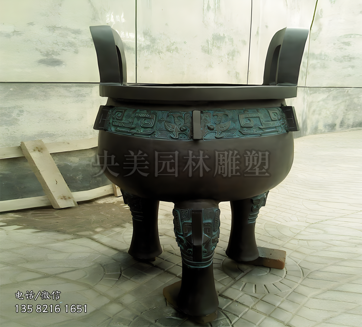 两耳三足铸铜圆雕