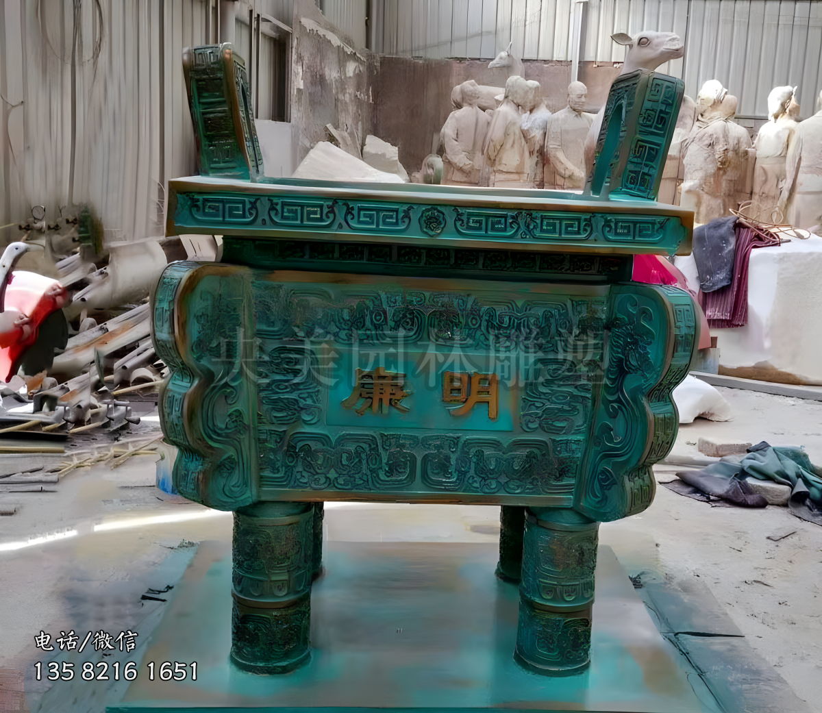 仿古四方青铜鼎