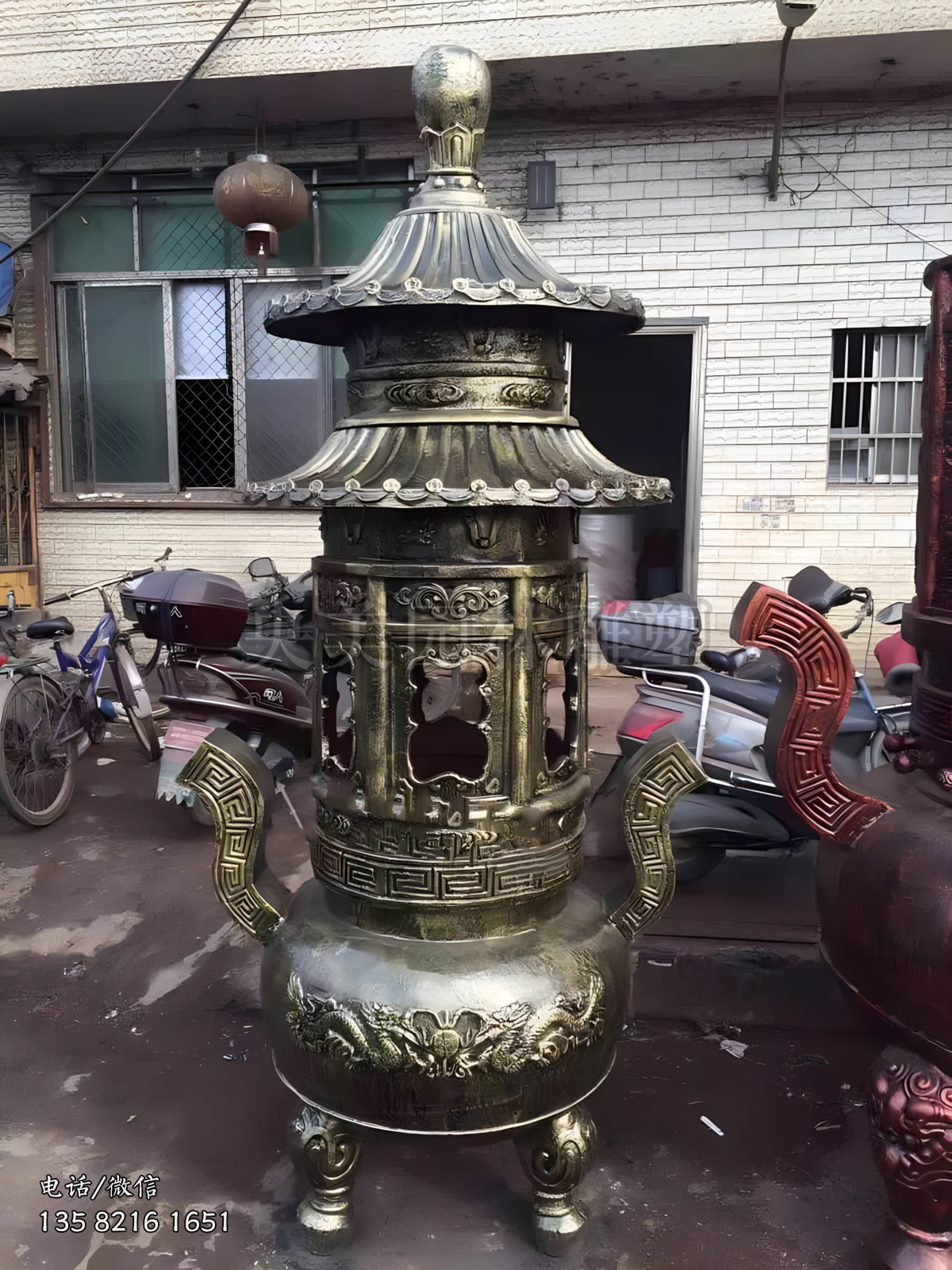 黄铜色焚香炉