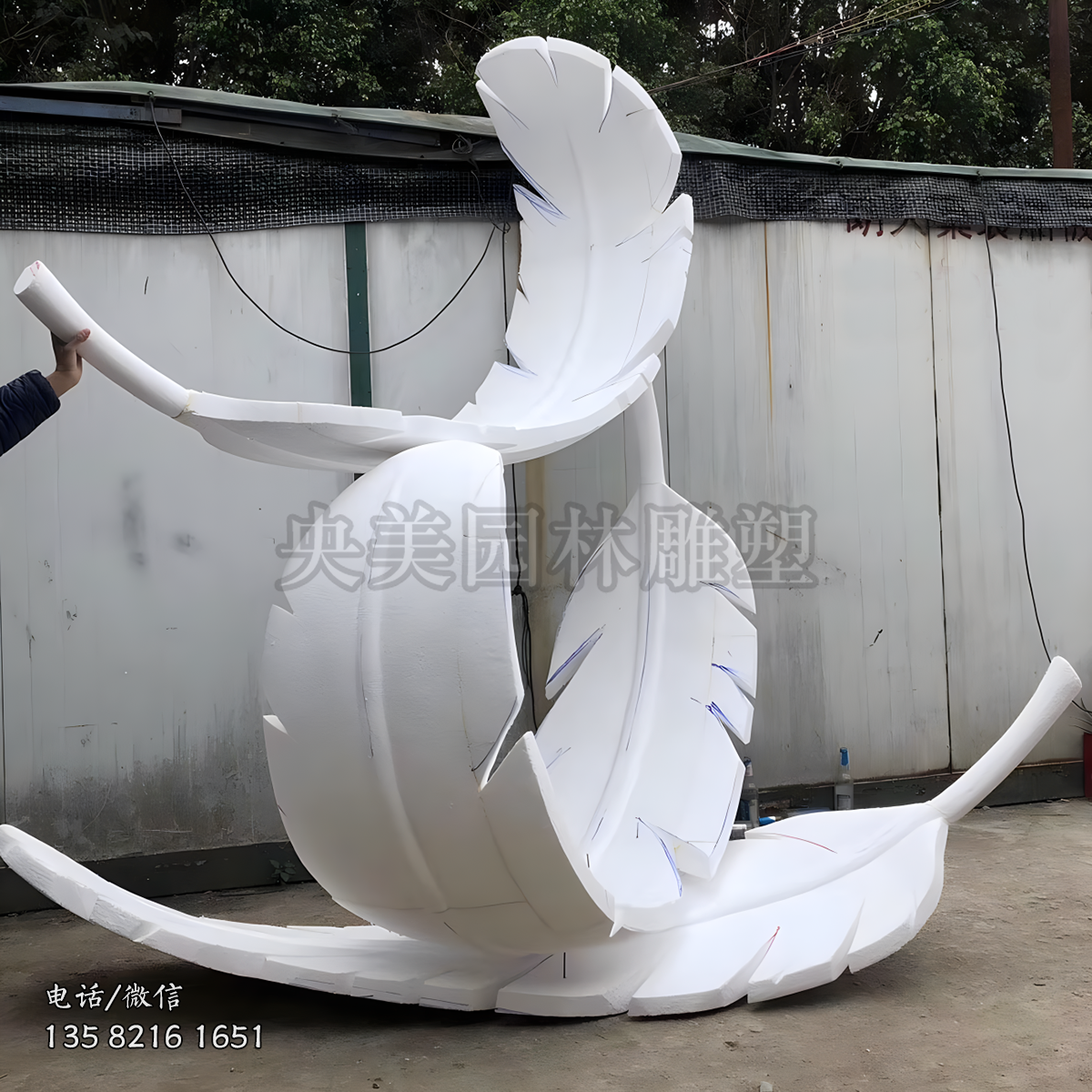 不锈钢羽毛景观雕塑