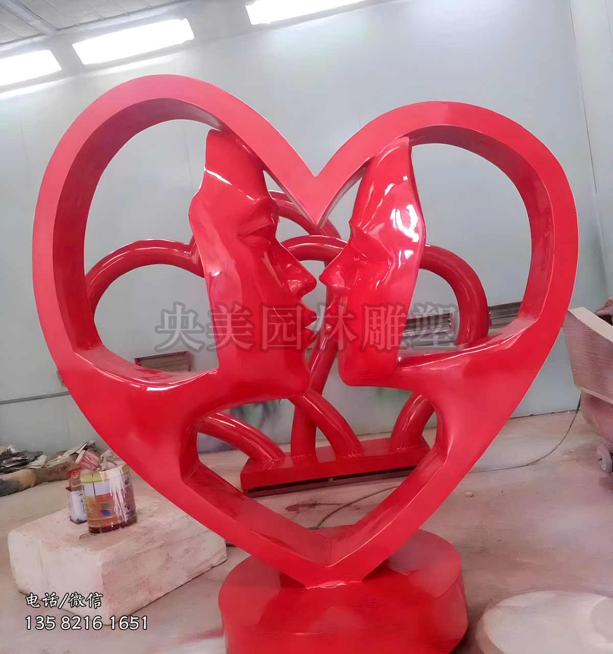 两张面孔组成的爱心雕塑