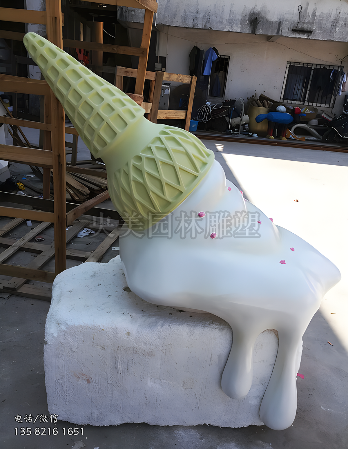 倒置融化的冰淇淋雕塑