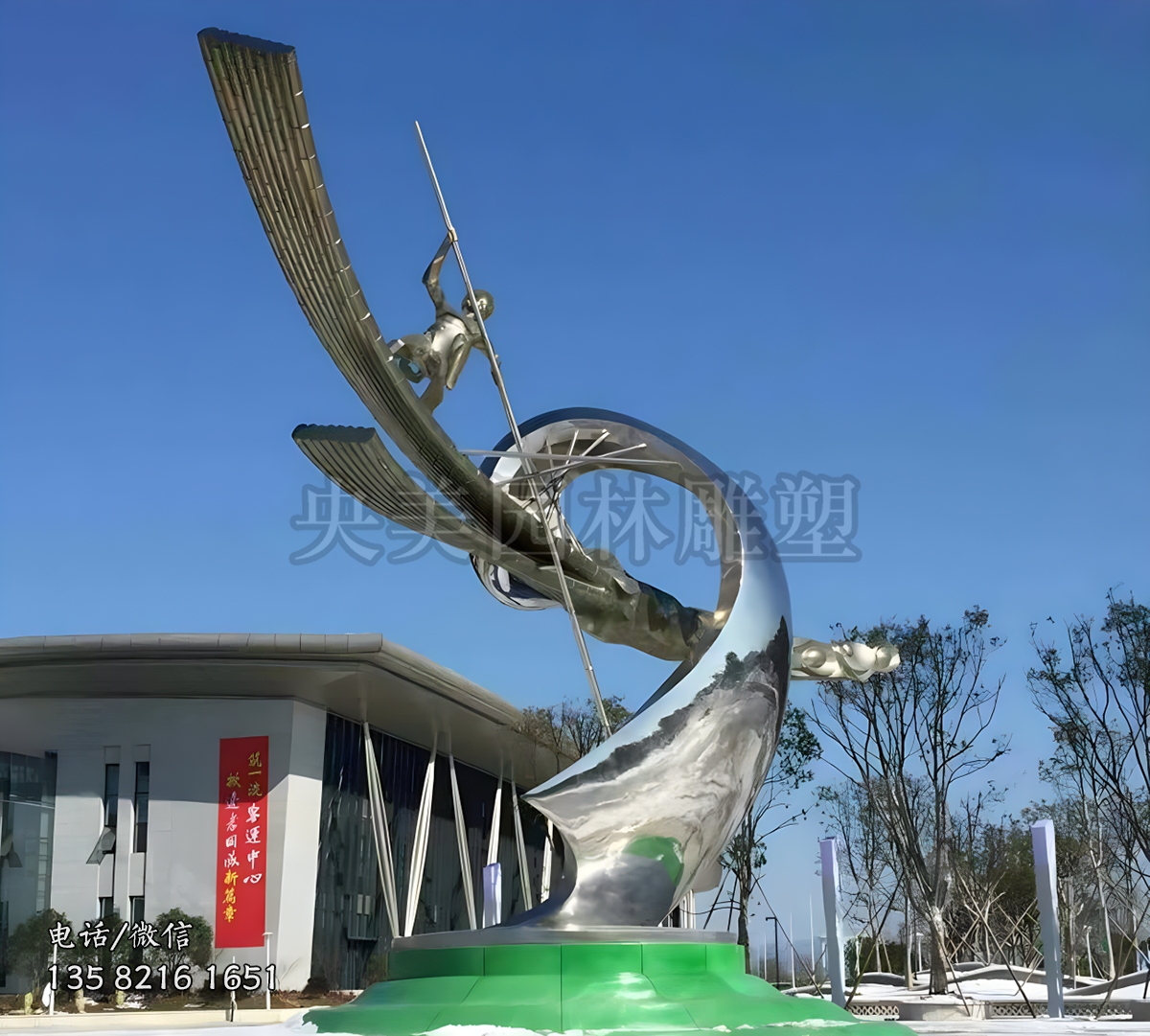 撑竹筏冲浪的人物景观雕塑