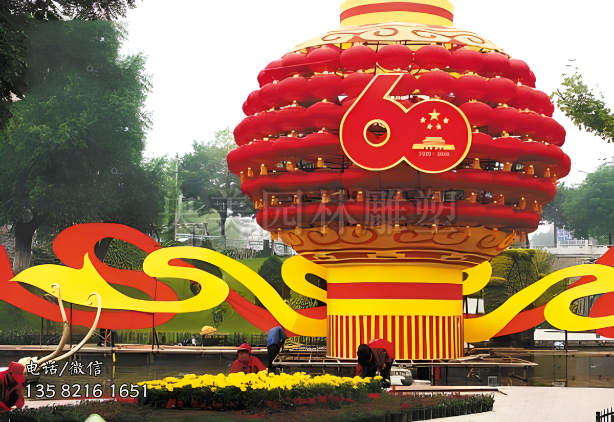 由小灯笼组成的巨型灯笼雕塑
