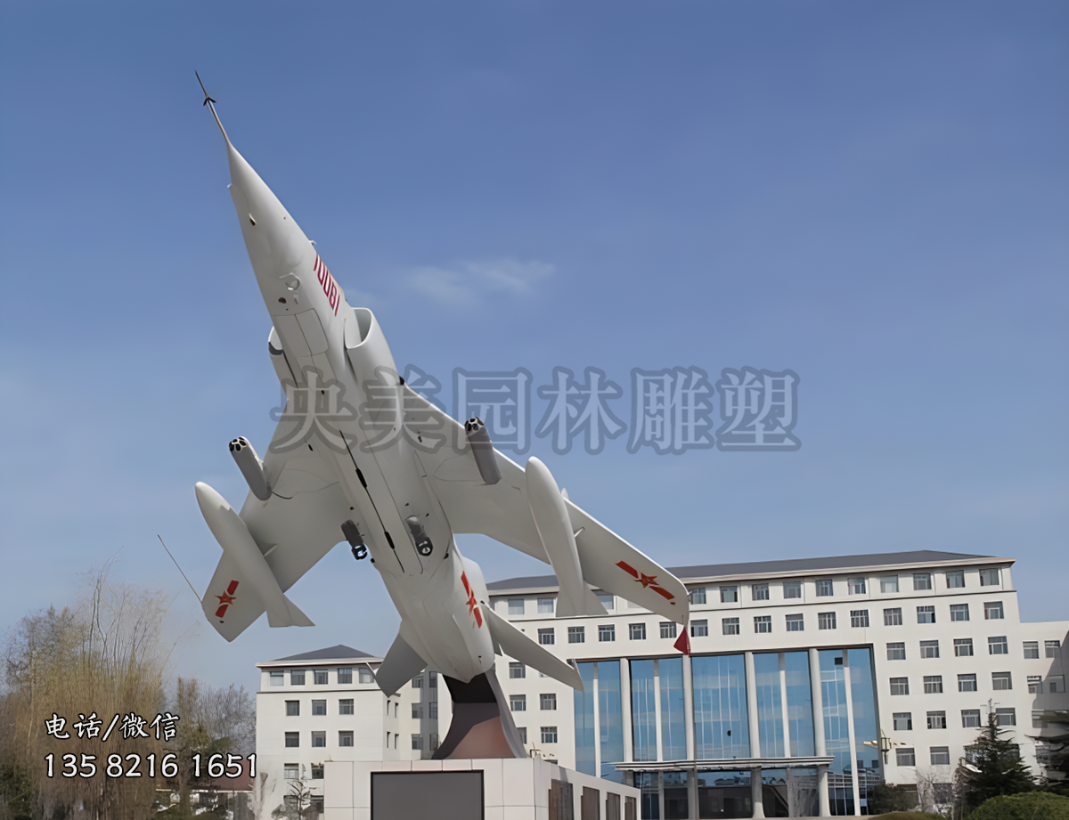 升空的战斗机景观雕塑