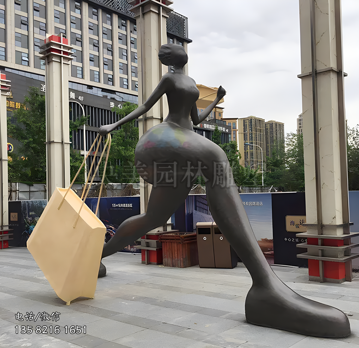手提购物袋的胖女人铜雕