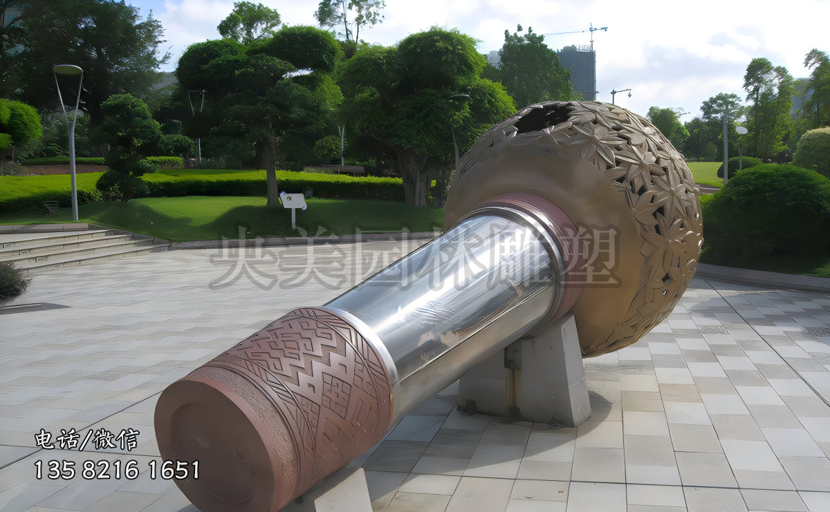 广场上的大型仿真话筒雕塑