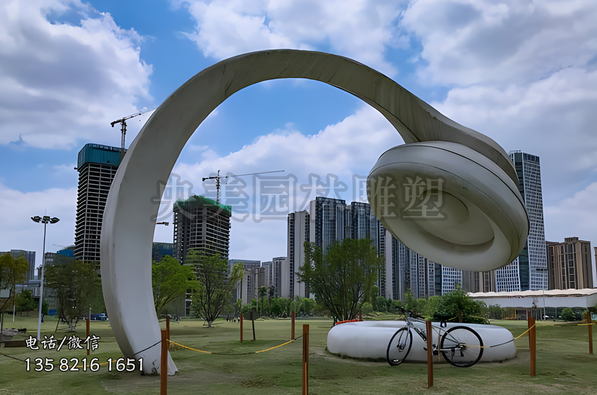大型不锈钢耳机雕塑