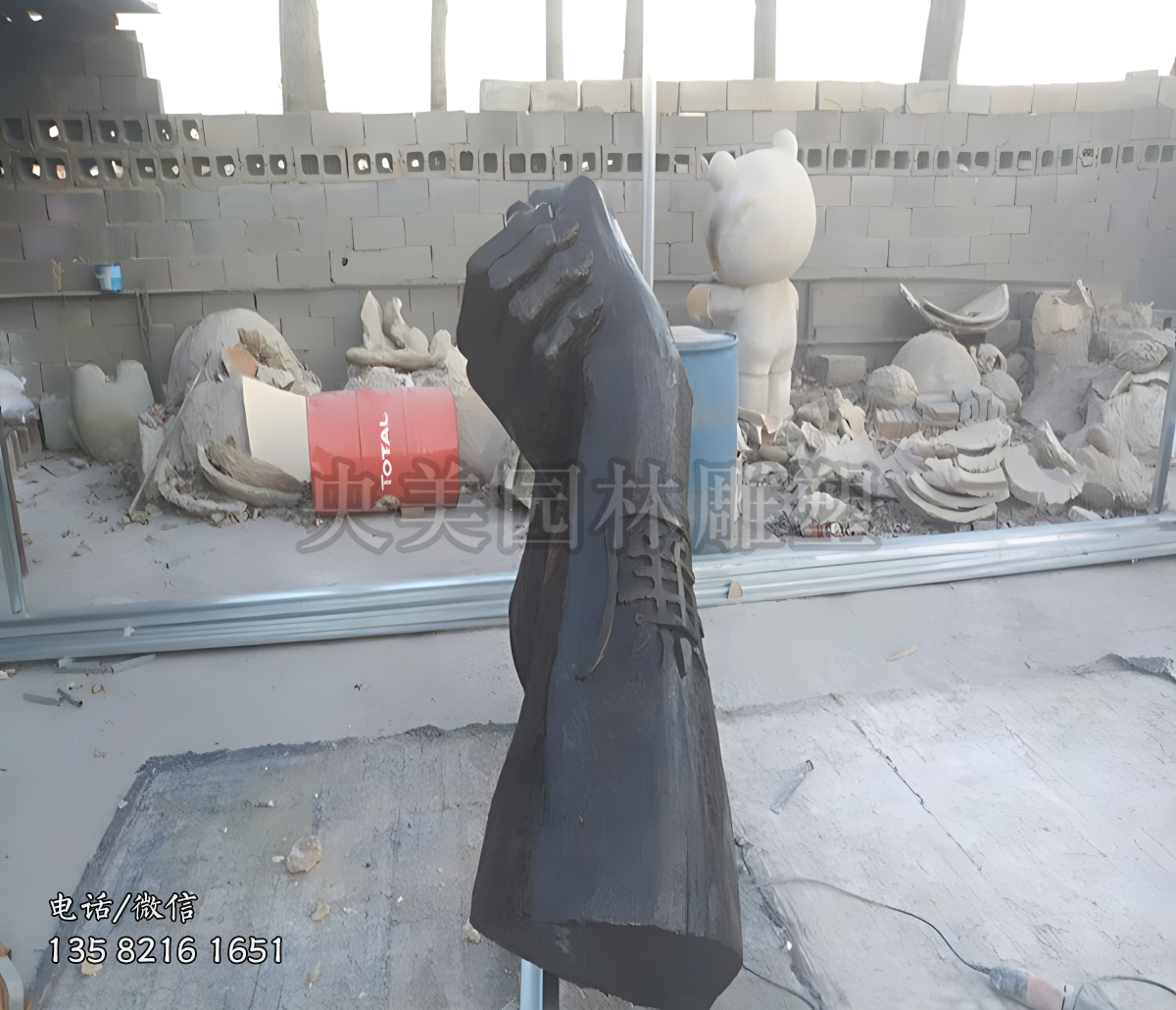 “扳手腕”玻璃钢仿铜雕塑