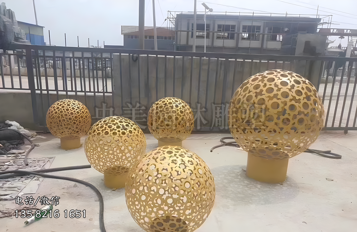 金属金色镂空球雕塑