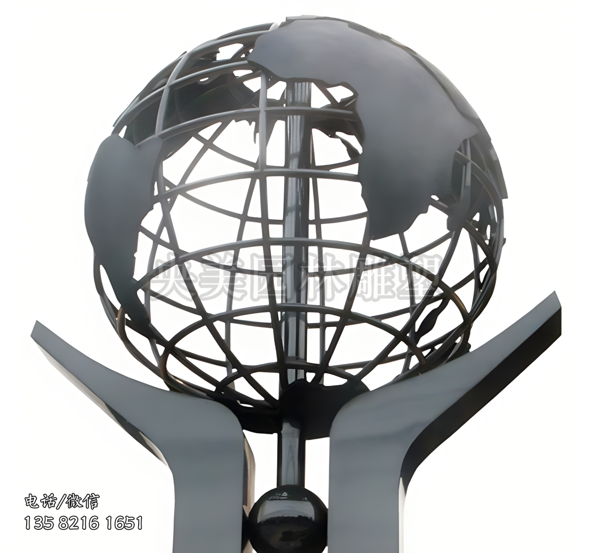 双手托起地球的景观雕塑