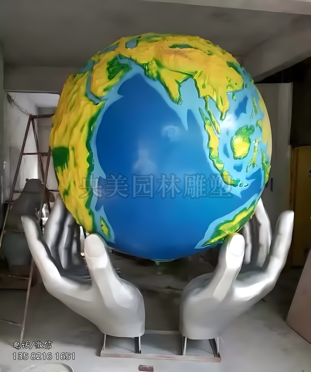 玻璃钢彩绘手捧地球雕塑